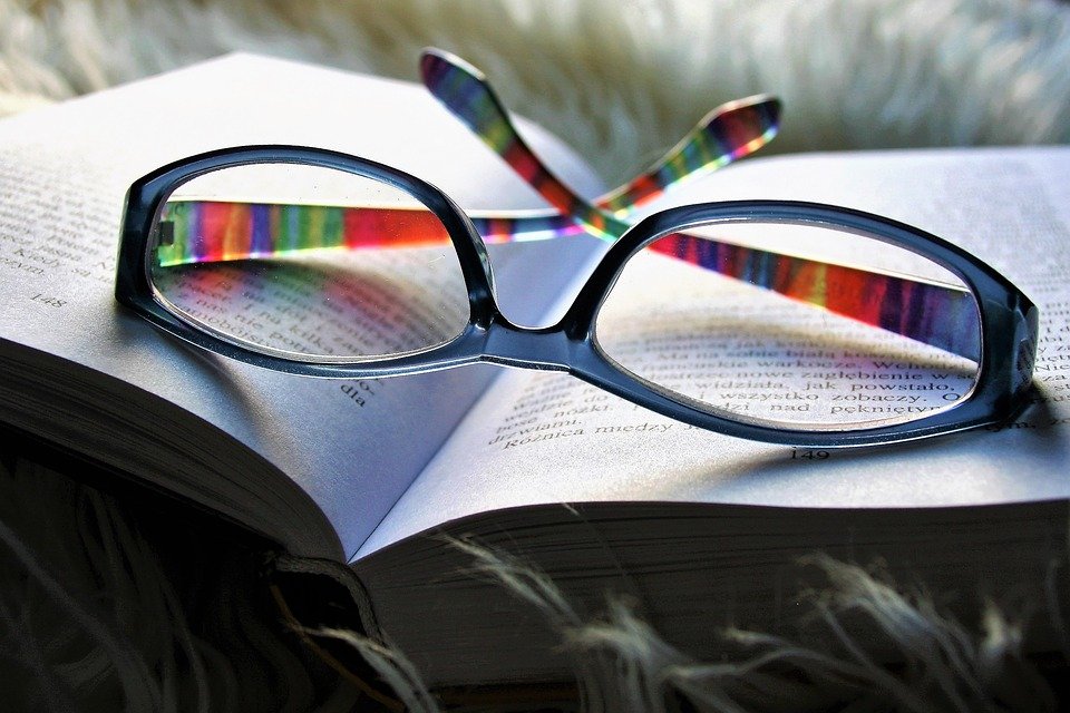 外国語の書籍とメガネ