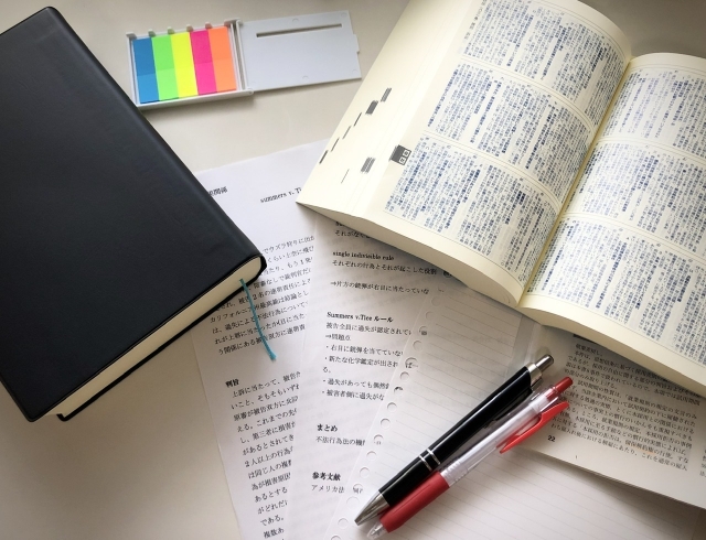 辞書と付箋とペン