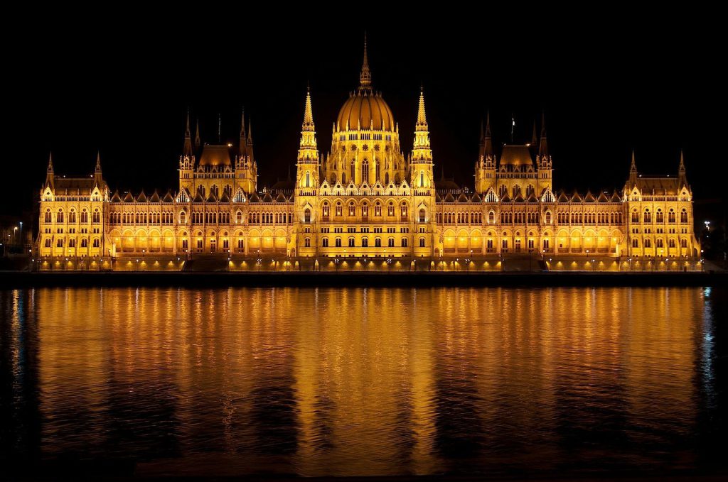 夜に輝くハンガリー国会議事堂