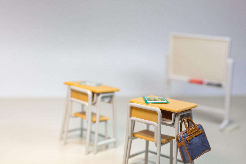 机と椅子と鞄、ホワイトボードのミニチュアで作った教室の風景